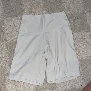 aritzia/TNA atmosphere butter short - 7” - off-white